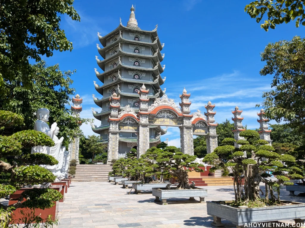 The Bảo Tháp Xá Lợi (Relic Stupa) at Linh Ung Pagoda in Da Nang, Vietnam