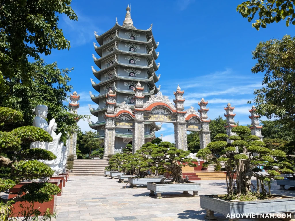 The Bảo Tháp Xá Lợi (Relic Stupa) at Linh Ung Pagoda in Da Nang, Vietnam