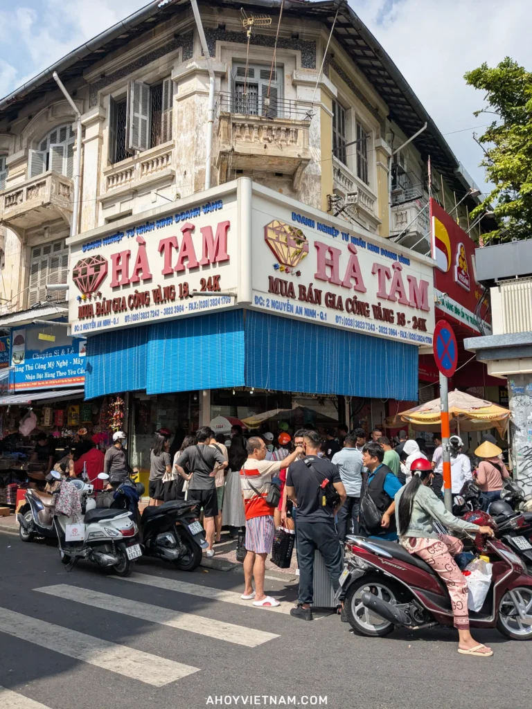 A large crowd of people waiting to exchange money at Ha Tam Jewelry in District 1, Ho Chi Minh City.
