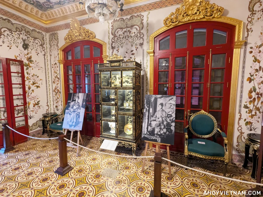 Displays inside Kien Trung Palace