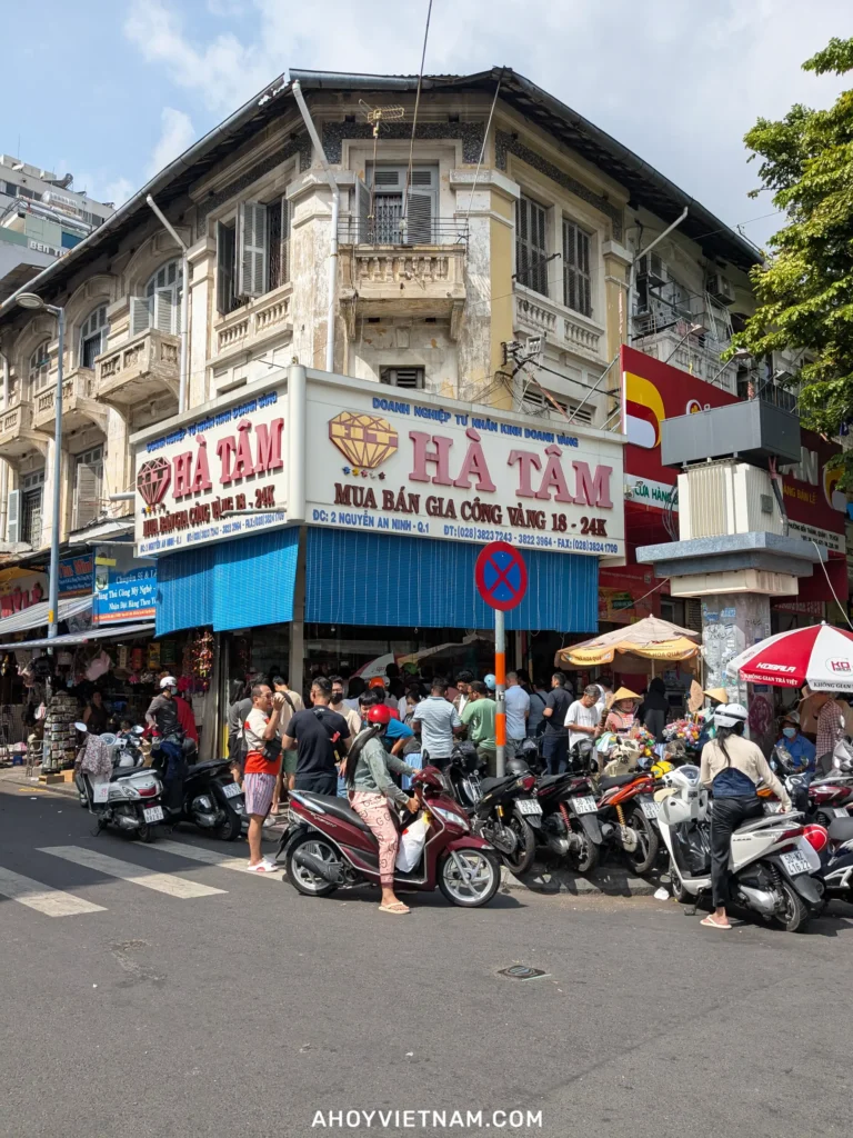 Ha Tam Jewelry money exchanger in Ho Chi Minh City, Vietnam.